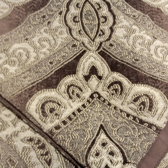 J. Queen New York™ Gianna 72-Inch Table Runner in Quartz - Picture 2 of 8